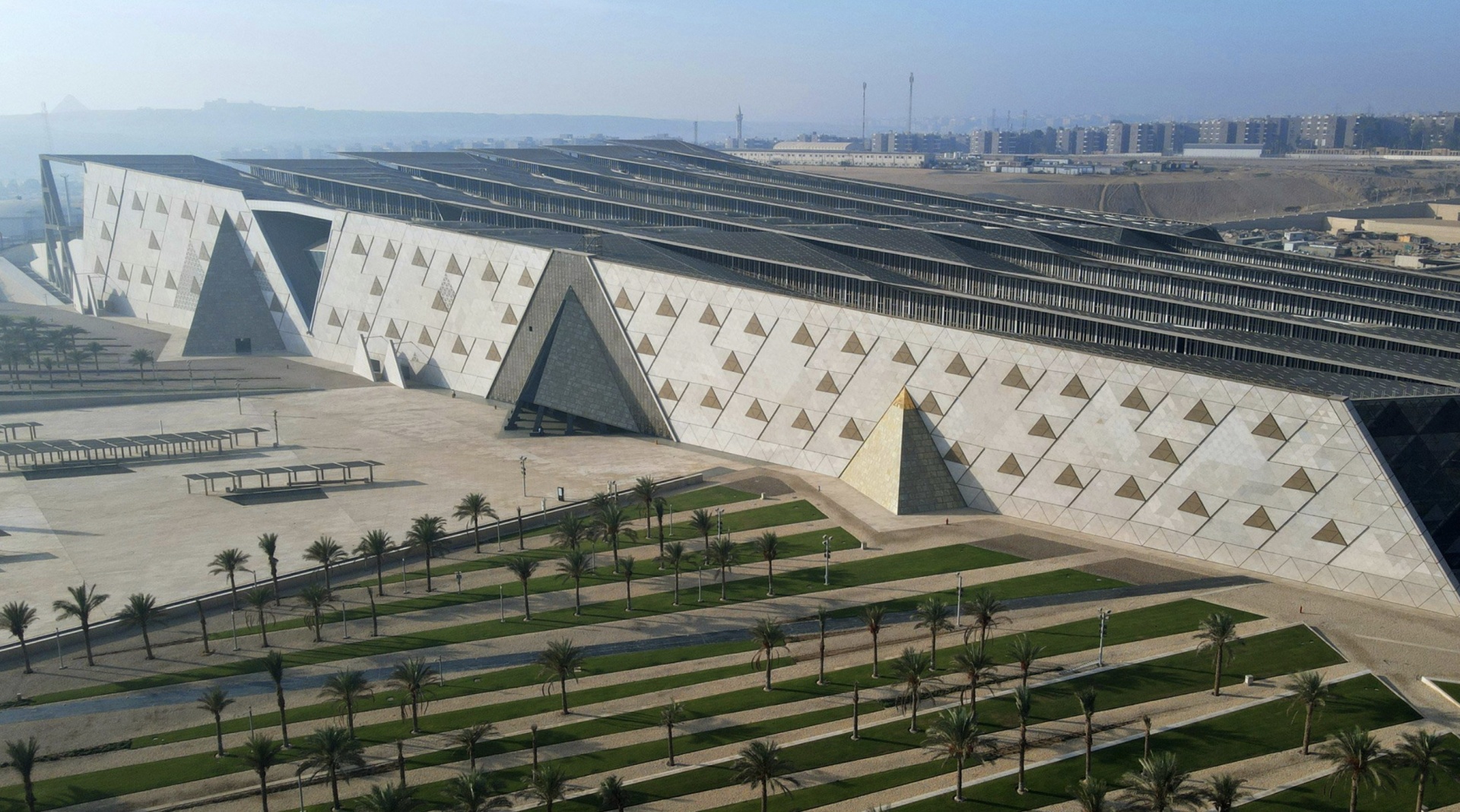 В Гизе открылся Большой Египетский музей по проекту Heneghan Peng Architects