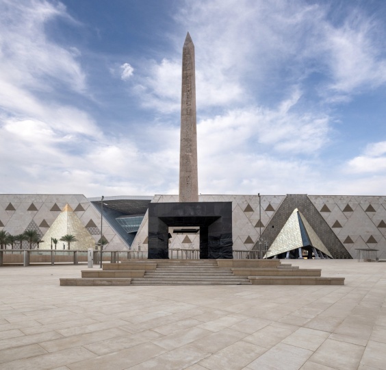 В Гизе открылся Большой Египетский музей по проекту Heneghan Peng Architects