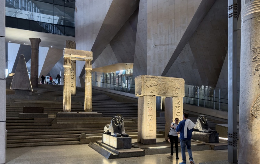 В Гизе открылся Большой Египетский музей по проекту Heneghan Peng Architects