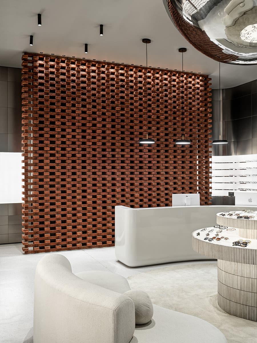 Продуманная подсветка и игра округлых форм в интерьере казанской оптики — проект архитектурного бюро Duplex