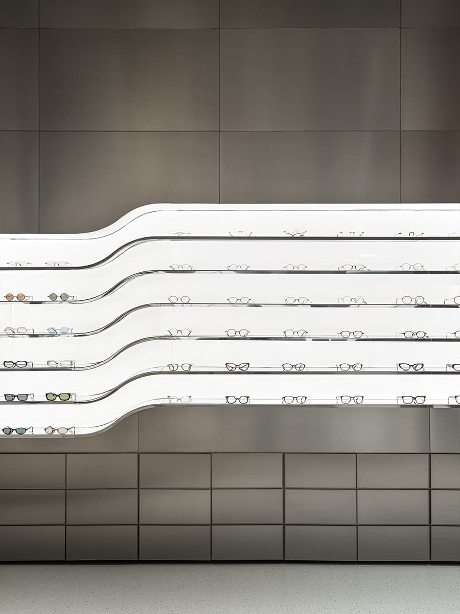 Продуманная подсветка и игра округлых форм в интерьере казанской оптики — проект архитектурного бюро Duplex