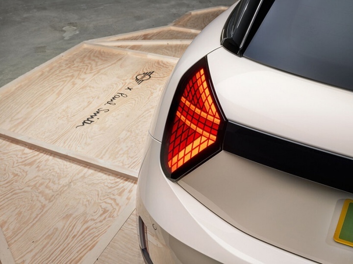 Пол Смит переосмыслил автомобиль MINI в своем фирменном стиле