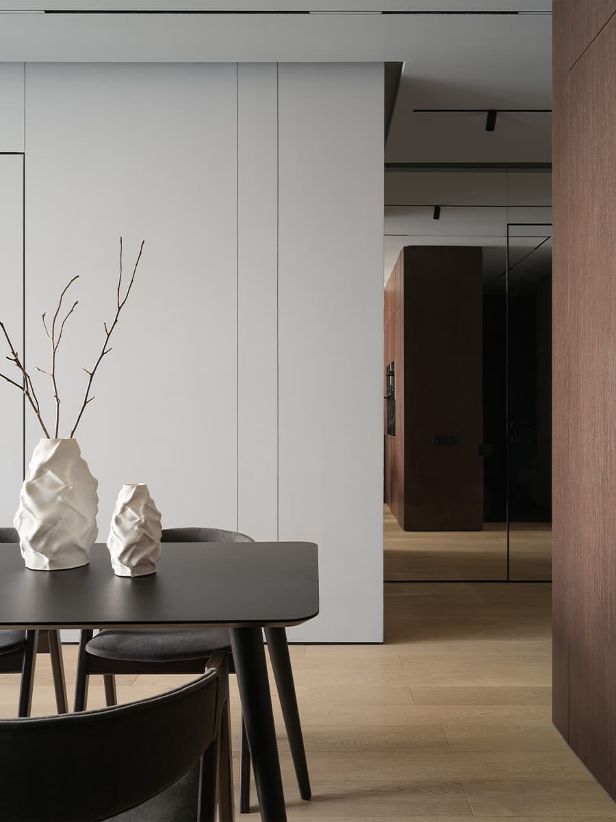 Теплое дерево и монохромная палитра в интерьере семейной квартиры — проект студии A&ES