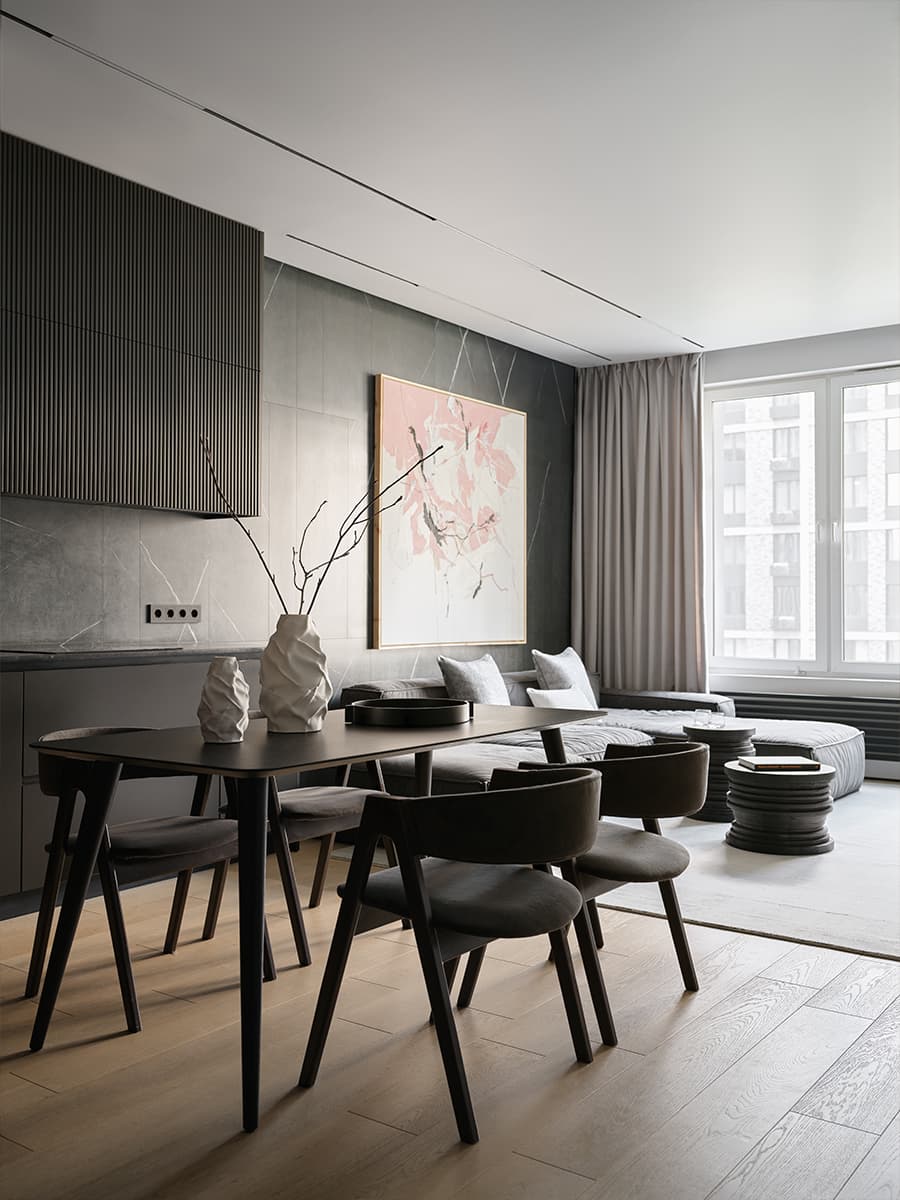 Теплое дерево и монохромная палитра в интерьере семейной квартиры — проект студии A&ES