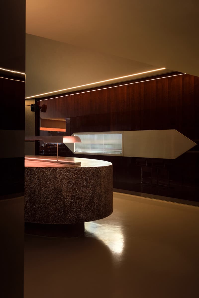 Глубокие бордовые и коричневые тона в эффектном интерьере ресторана — проект Анды Зота и Елены Визитеу