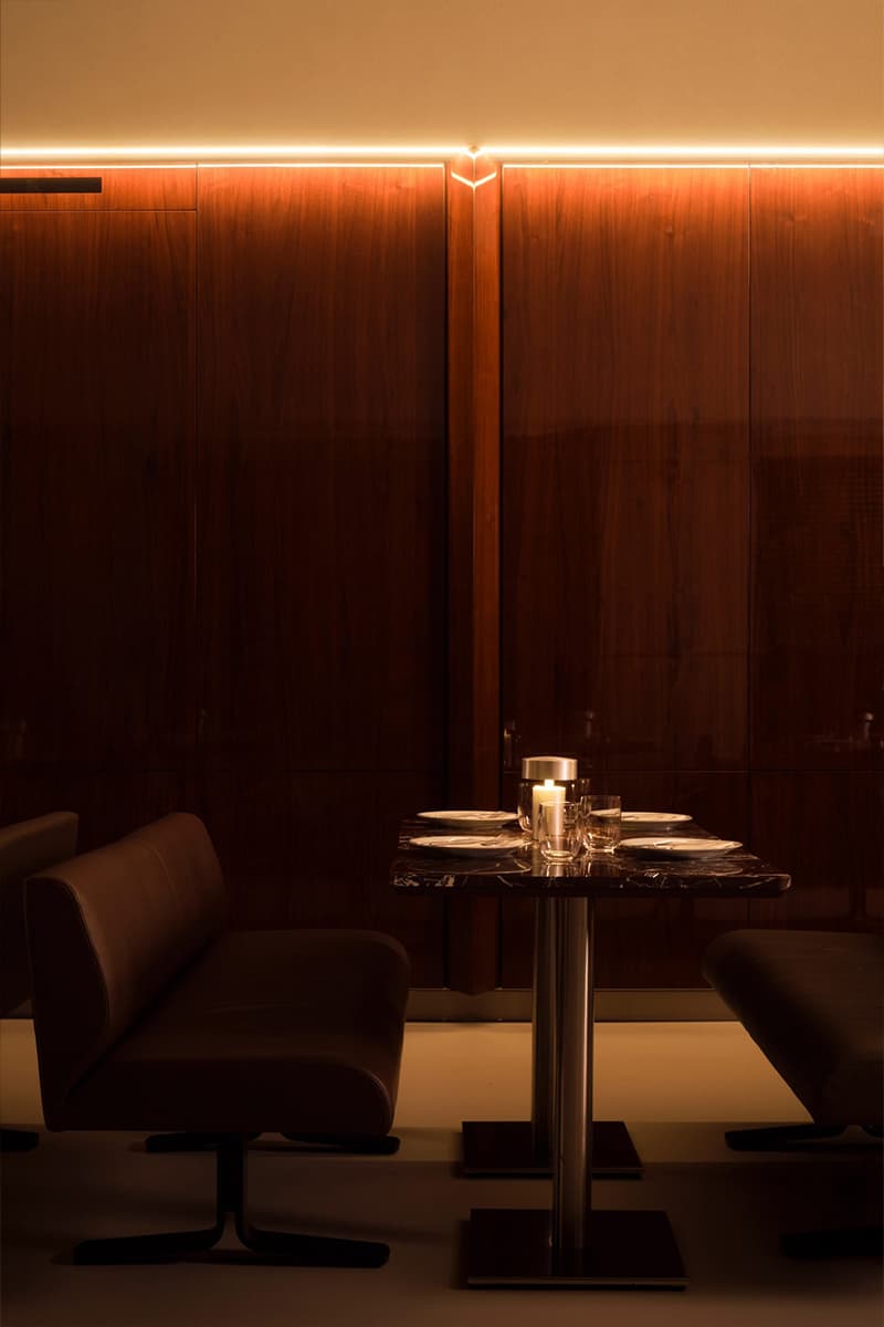 Глубокие бордовые и коричневые тона в эффектном интерьере ресторана — проект Анды Зота и Елены Визитеу