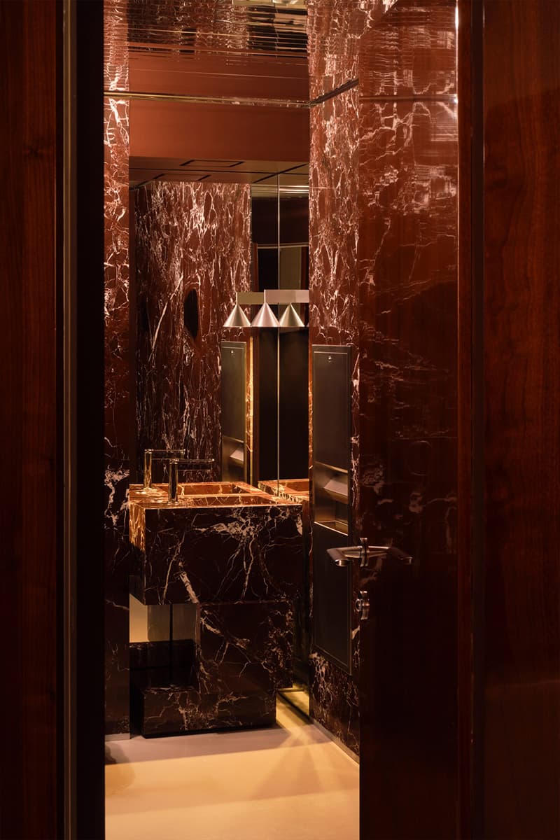 Глубокие бордовые и коричневые тона в эффектном интерьере ресторана — проект Анды Зота и Елены Визитеу