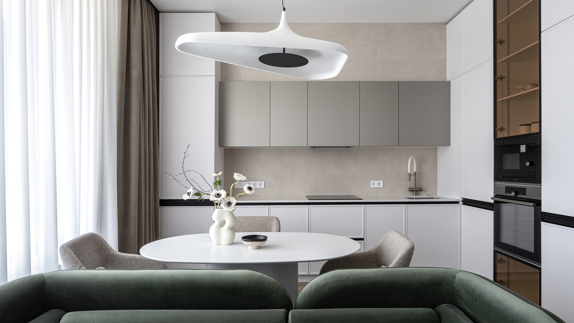 Светлый интерьер небольшой квартиры с теплыми деревянными панелями — проект студии Make My Flat Interiors