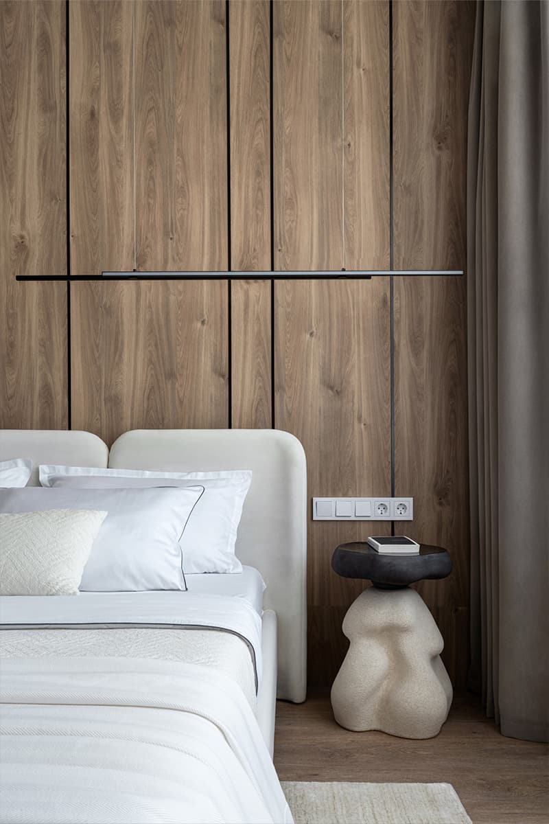 Светлый интерьер небольшой квартиры с теплыми деревянными панелями — проект студии Make My Flat Interiors