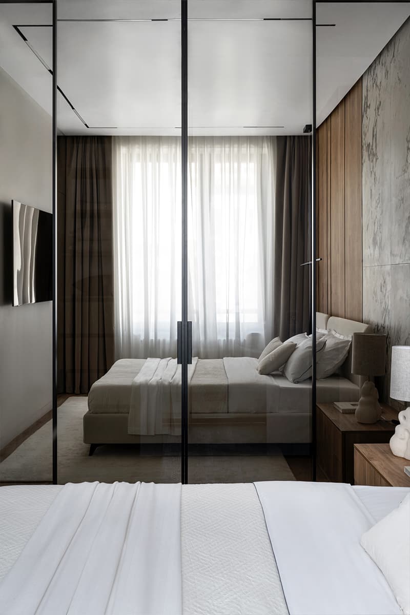 Светлый интерьер небольшой квартиры с теплыми деревянными панелями — проект студии Make My Flat Interiors