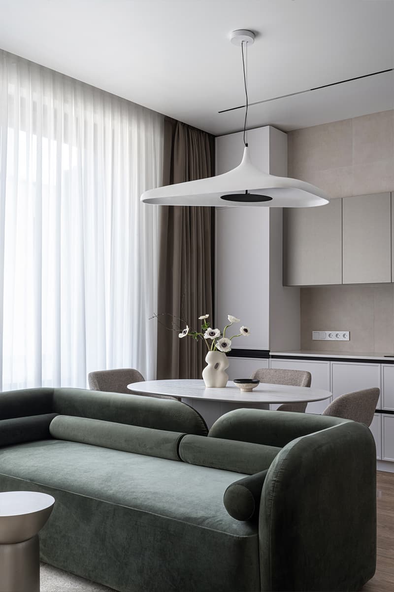 Светлый интерьер небольшой квартиры с теплыми деревянными панелями — проект студии Make My Flat Interiors