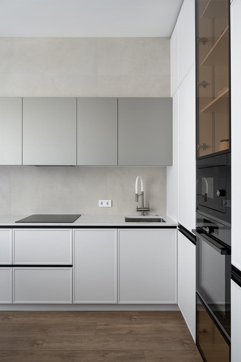 Светлый интерьер небольшой квартиры с теплыми деревянными панелями — проект студии Make My Flat Interiors