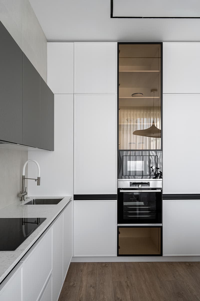 Светлый интерьер небольшой квартиры с теплыми деревянными панелями — проект студии Make My Flat Interiors