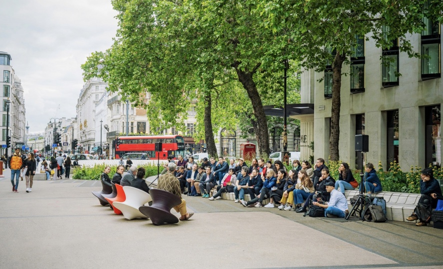 В Лондоне появилось общественное пространство по проекту LDA Design