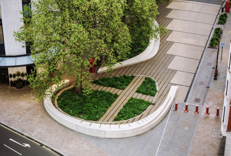 В Лондоне появилось общественное пространство по проекту LDA Design