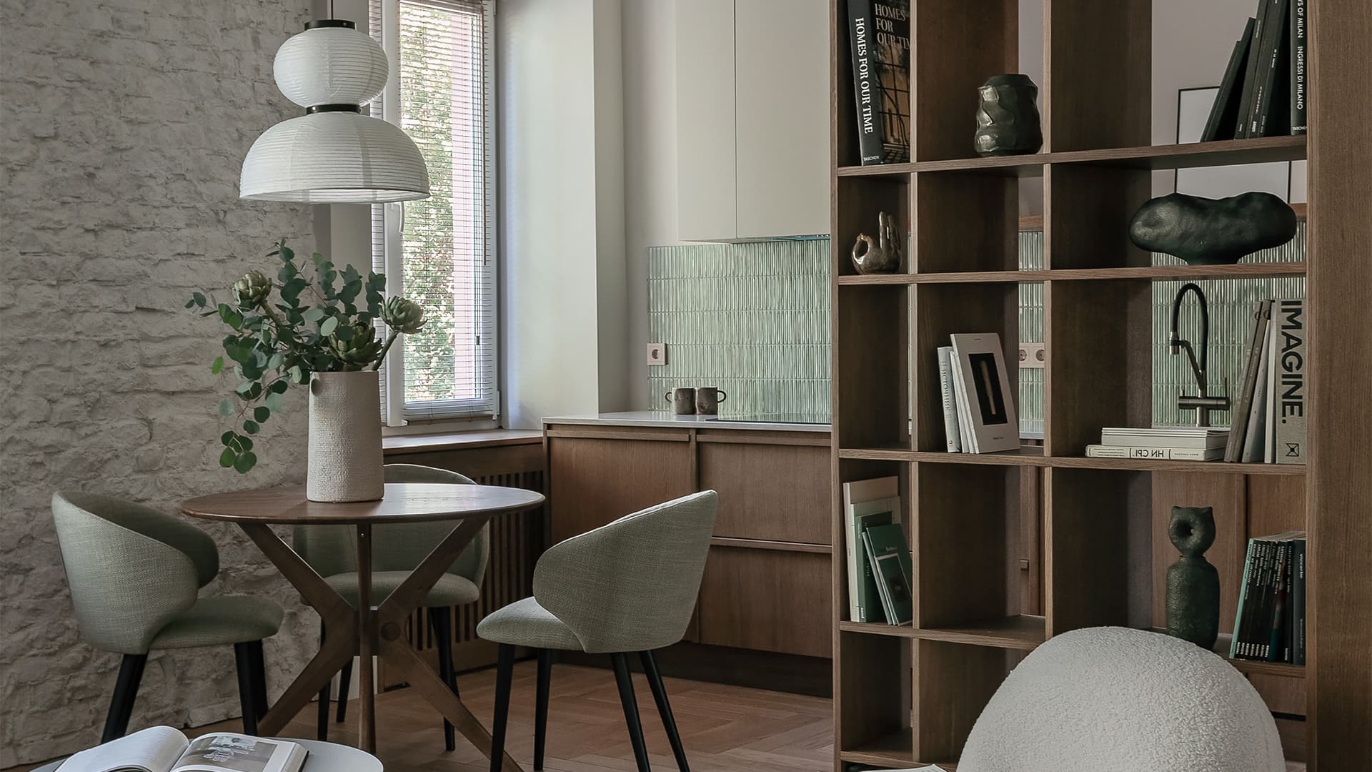 Глубокие природные тона и отсылки к Азии в интерьере квартиры в Минске — проект Марии Зайцевой