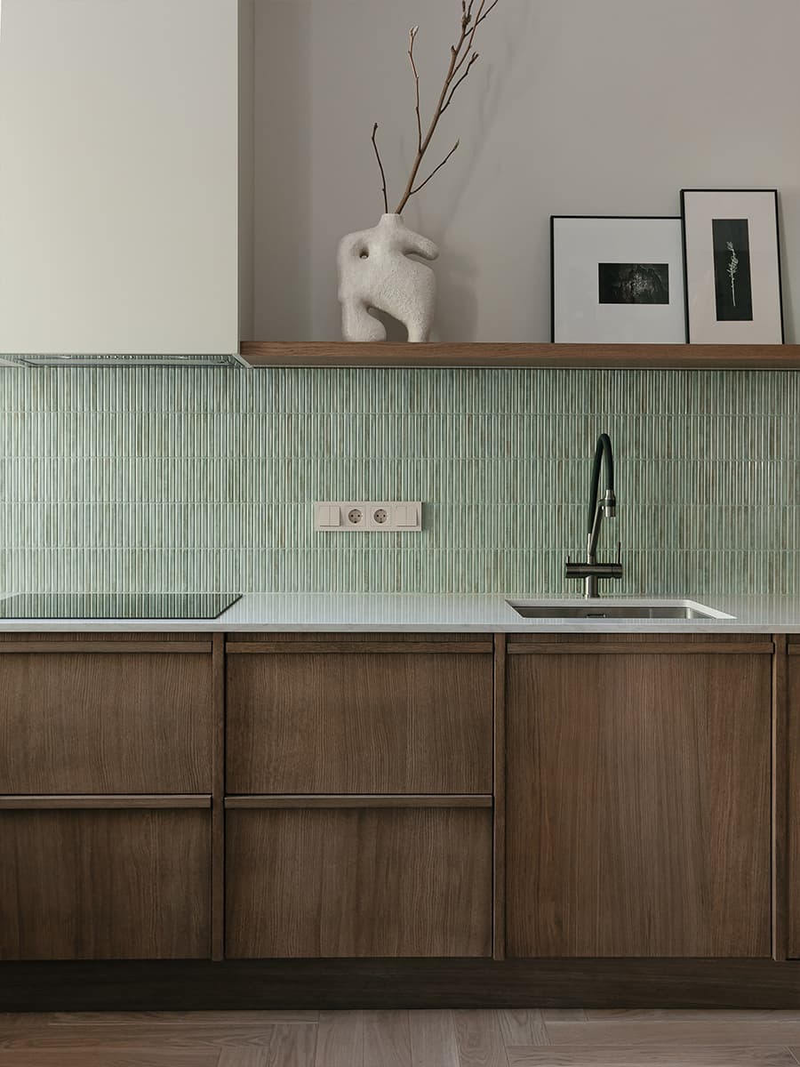 Глубокие природные тона и отсылки к Азии в интерьере квартиры в Минске — проект Марии Зайцевой