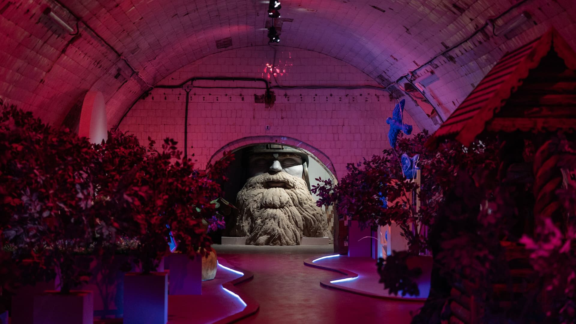 «Дышащая» голова, уральский фольклор и портал в цифровой мир: что смотреть на выставке «Жили-были: Царство русской сказки»