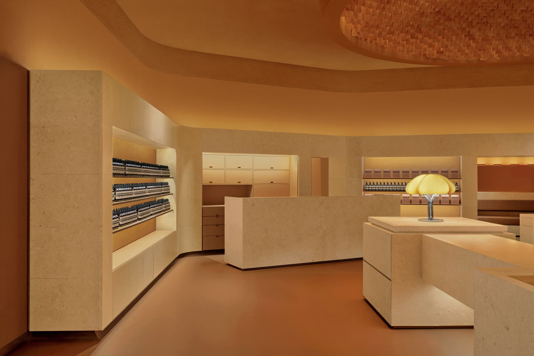 Биопластик, световые окна и золотистые акценты в интерьере магазина косметики — проект Aesop