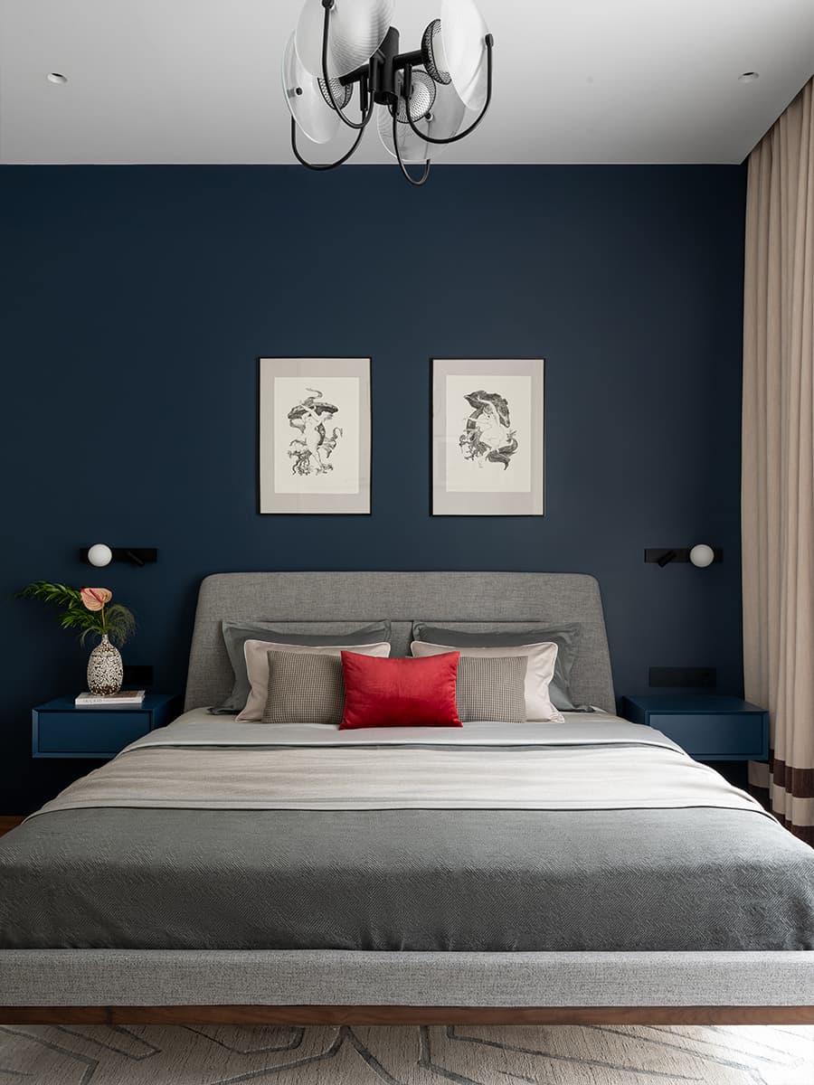 Строгая синяя кухня в интерьере квартиры для сдачи в аренду — проект бюро A.C.H. INTERIORS