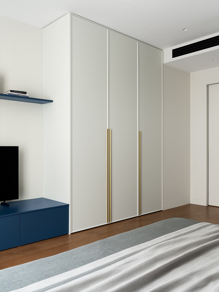 Строгая синяя кухня в интерьере квартиры для сдачи в аренду — проект бюро A.C.H. INTERIORS