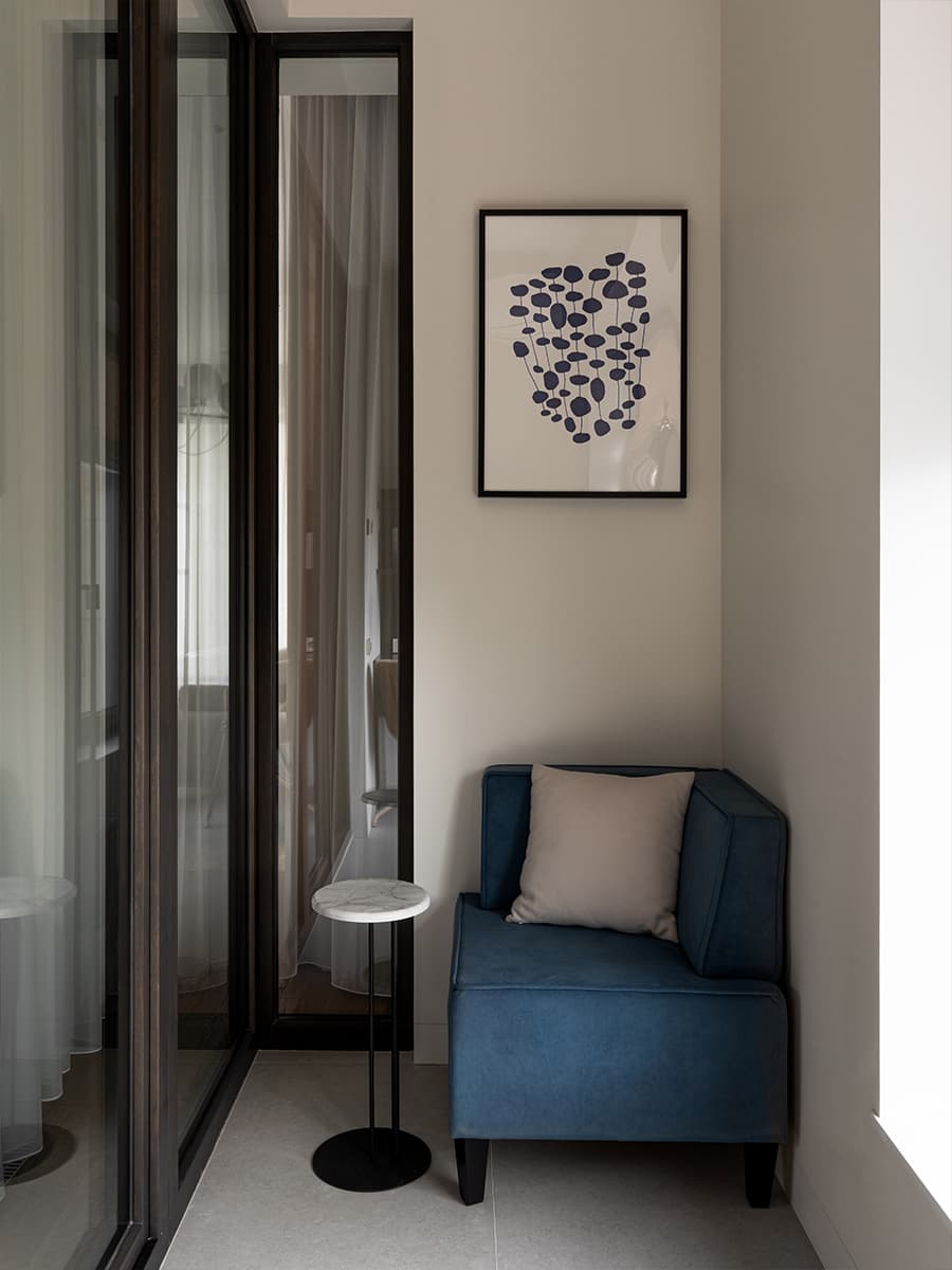 Строгая синяя кухня в интерьере квартиры для сдачи в аренду — проект бюро A.C.H. INTERIORS