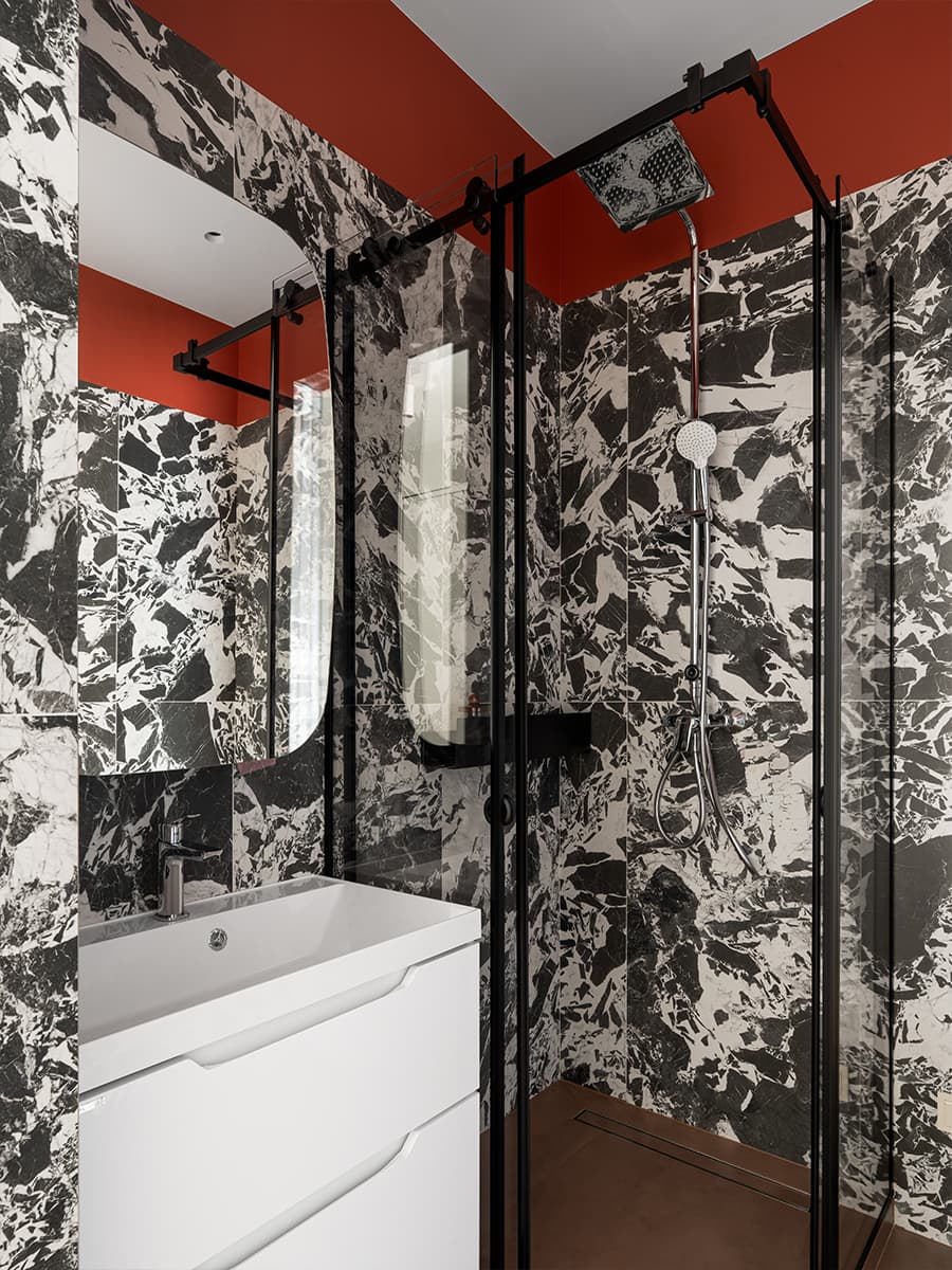 Строгая синяя кухня в интерьере квартиры для сдачи в аренду — проект бюро A.C.H. INTERIORS