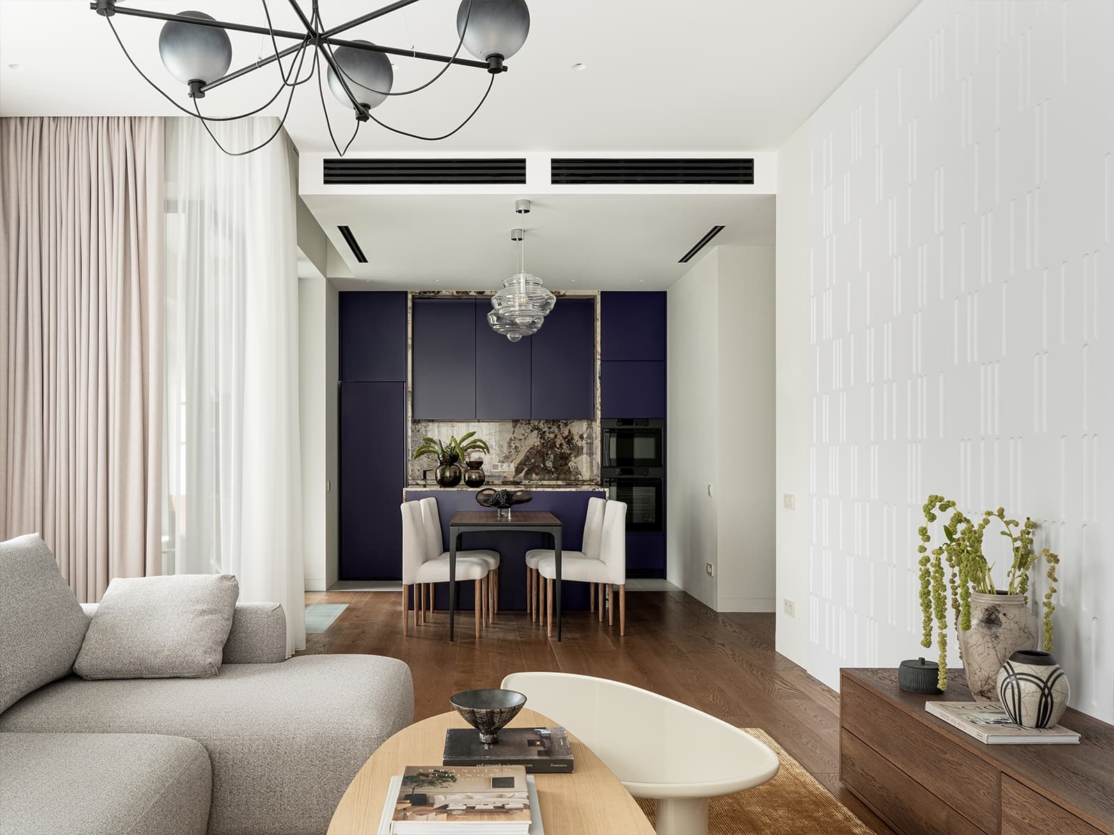 Строгая синяя кухня в интерьере квартиры для сдачи в аренду — проект бюро A.C.H. INTERIORS