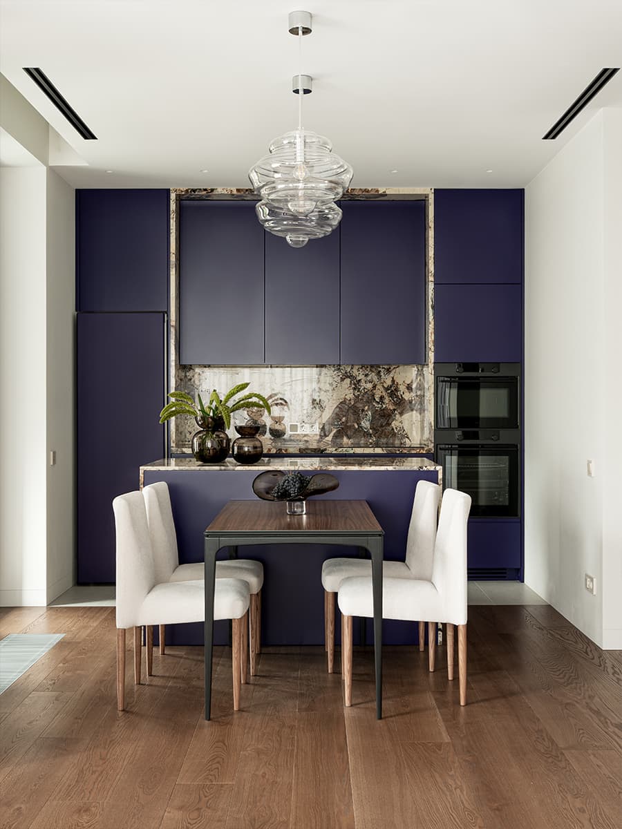 Строгая синяя кухня в интерьере квартиры для сдачи в аренду — проект бюро A.C.H. INTERIORS