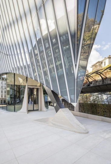 Сантьяго Калатрава построил офисное здание с многоуровневой велопарковкой в Цюрихе