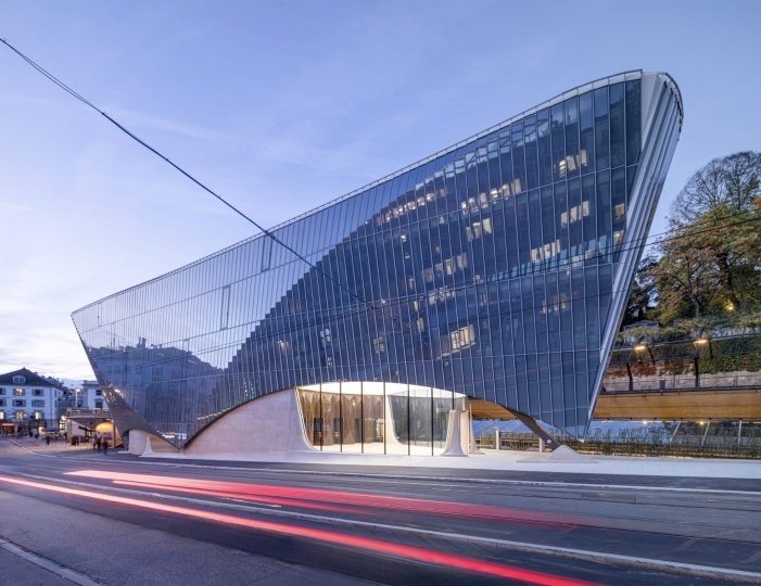 Сантьяго Калатрава построил офисное здание с многоуровневой велопарковкой в Цюрихе