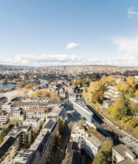 Сантьяго Калатрава построил офисное здание с многоуровневой велопарковкой в Цюрихе