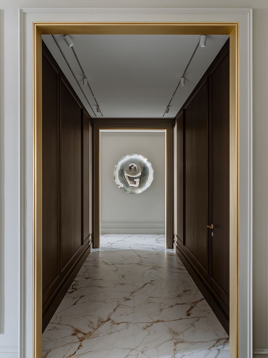 Карамельные тона в респектабельном интерьере семейной квартиры — проект студии Nashe Interiors