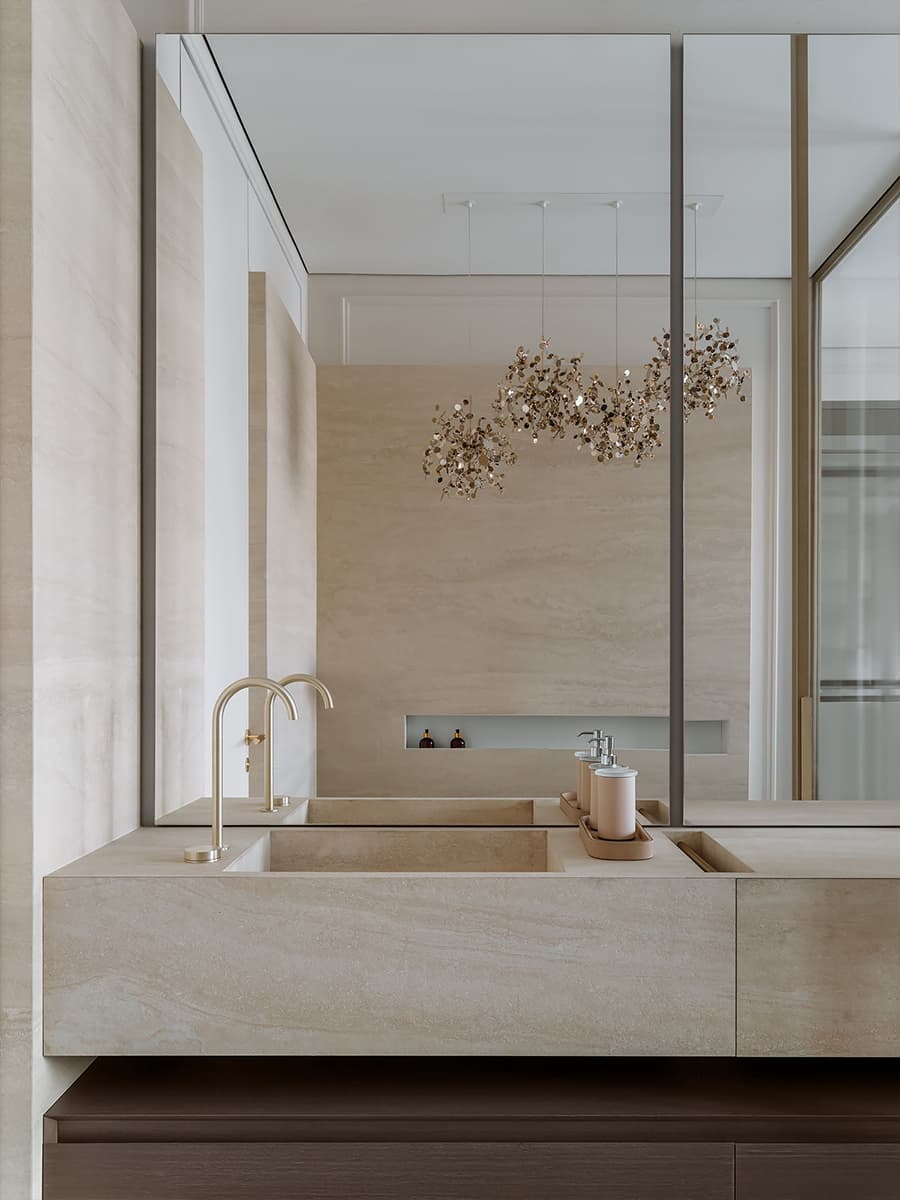 Карамельные тона в респектабельном интерьере семейной квартиры — проект студии Nashe Interiors