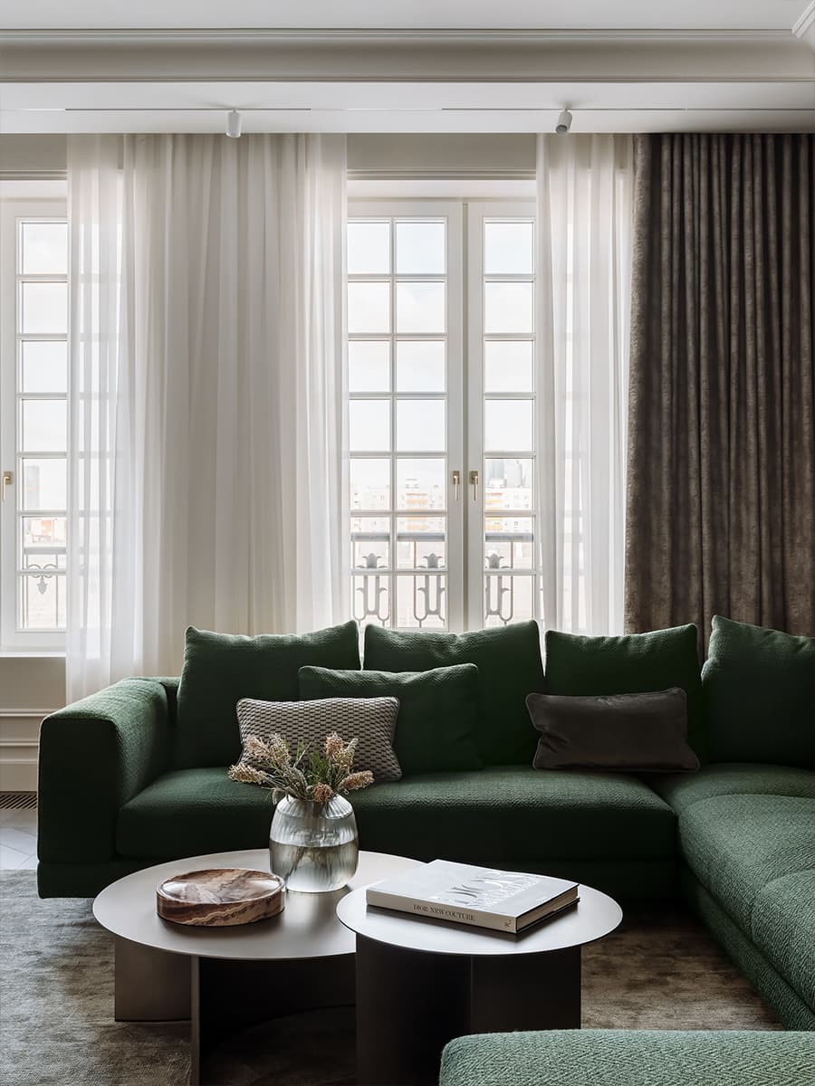 Карамельные тона в респектабельном интерьере семейной квартиры — проект студии Nashe Interiors