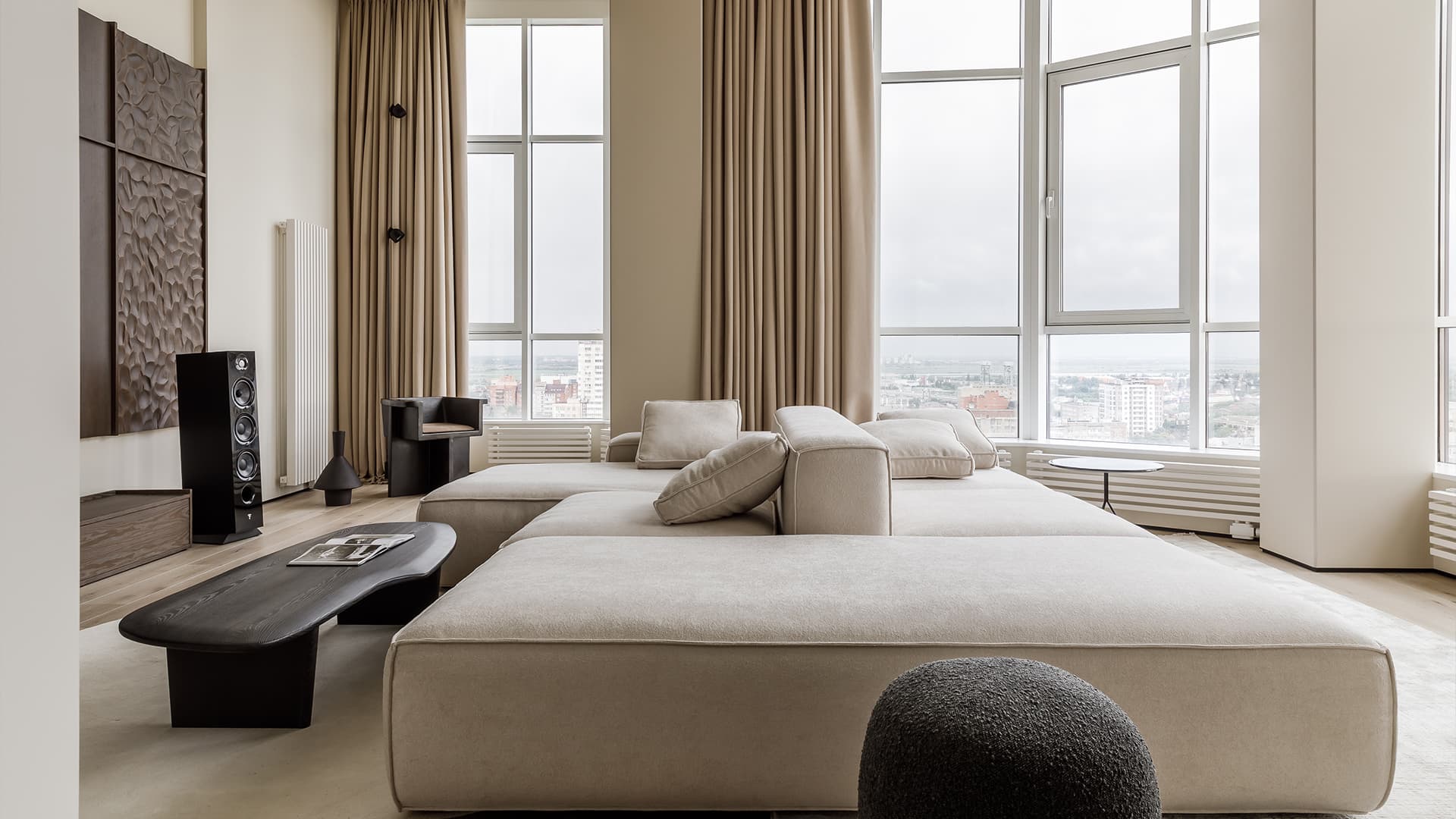 Графичные детали в монохромном интерьере трехуровневой квартиры — проект студии KOSTANDI Interior