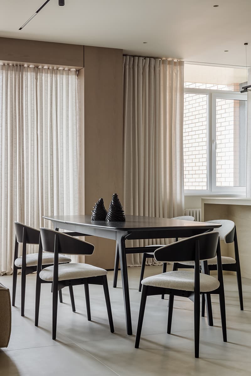 Графичные детали в монохромном интерьере трехуровневой квартиры — студии KOSTANDI Interior