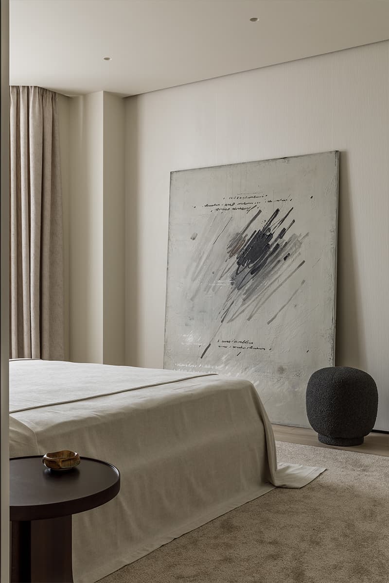 Графичные детали в монохромном интерьере трехуровневой квартиры — студии KOSTANDI Interior