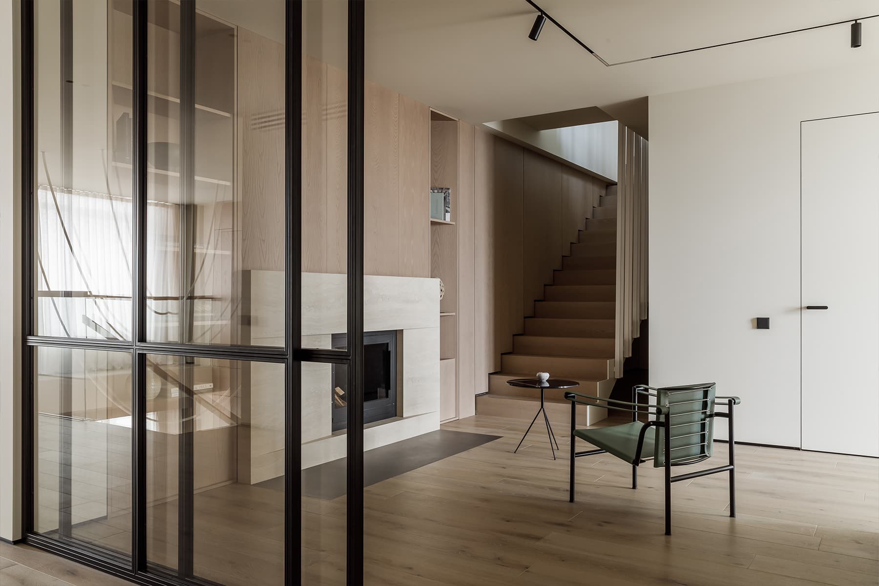 Графичные детали в монохромном интерьере трехуровневой квартиры — студии KOSTANDI Interior