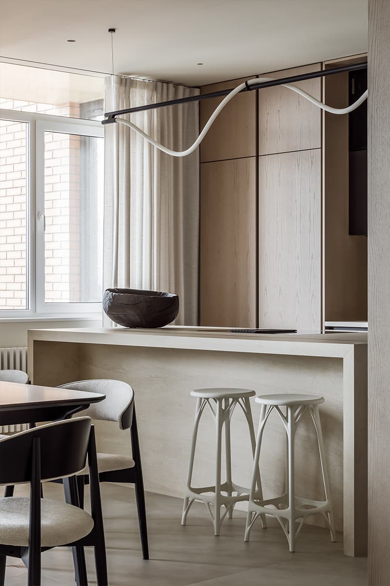 Графичные детали в монохромном интерьере трехуровневой квартиры — студии KOSTANDI Interior