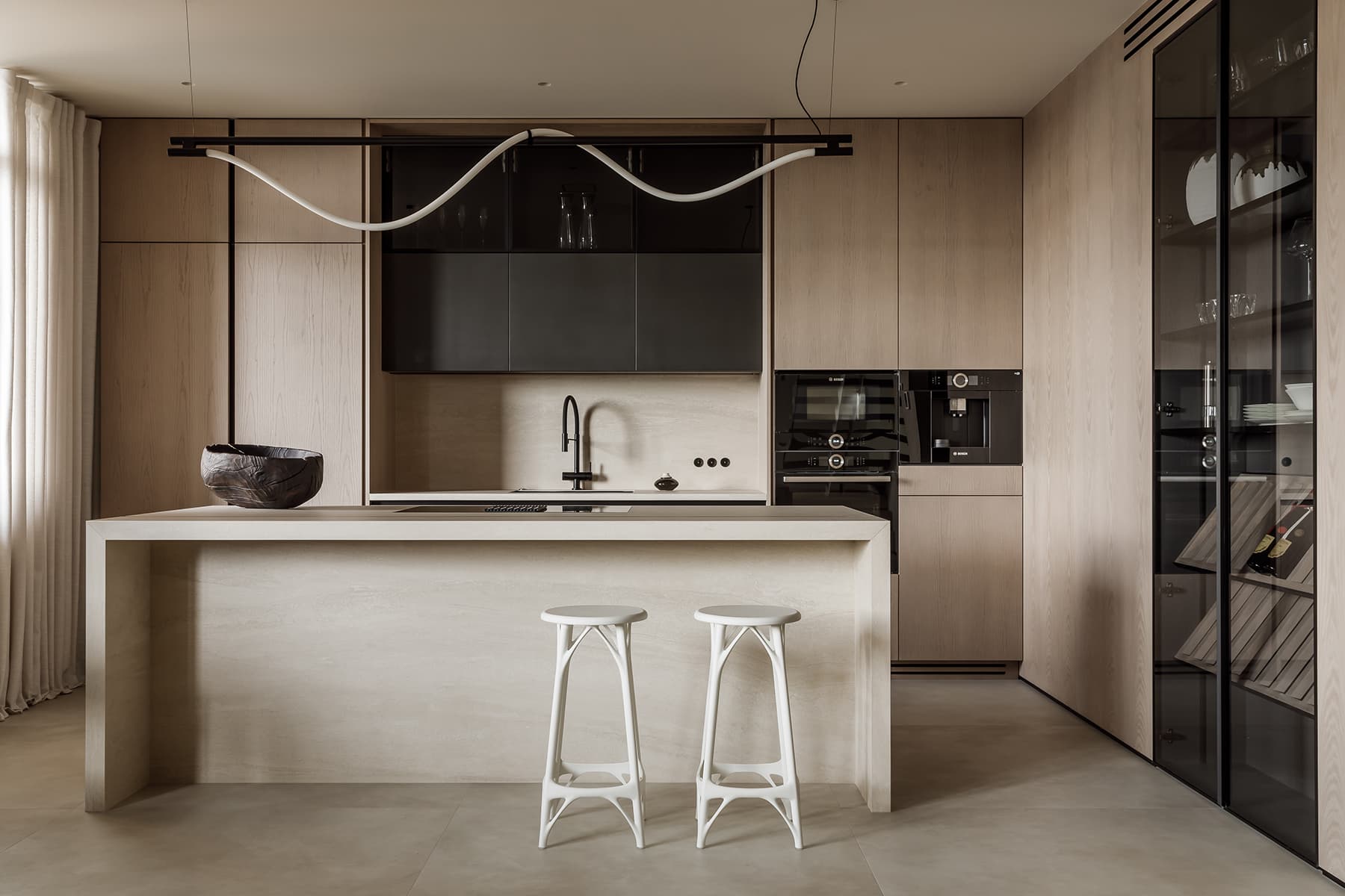 Графичные детали в монохромном интерьере трехуровневой квартиры — студии KOSTANDI Interior