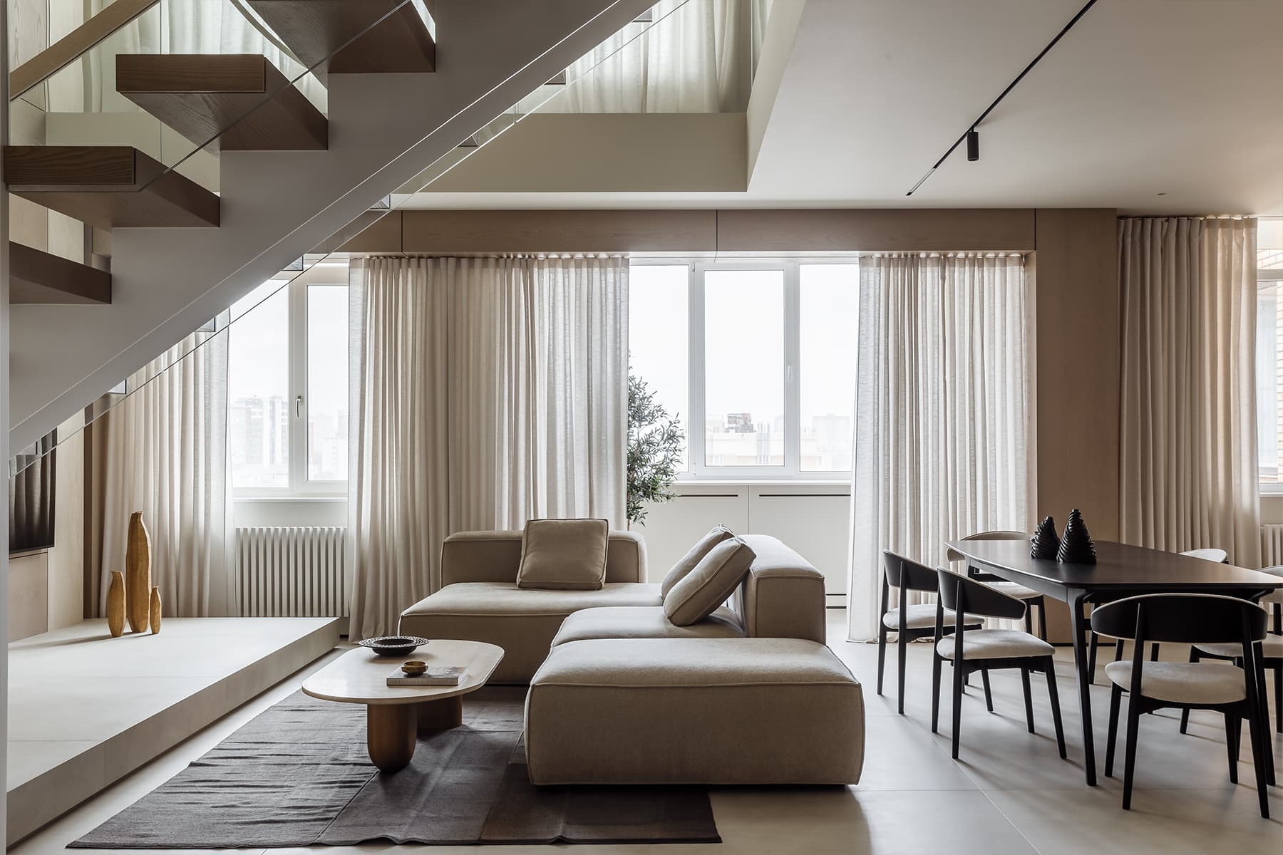 Графичные детали в монохромном интерьере трехуровневой квартиры — студии KOSTANDI Interior