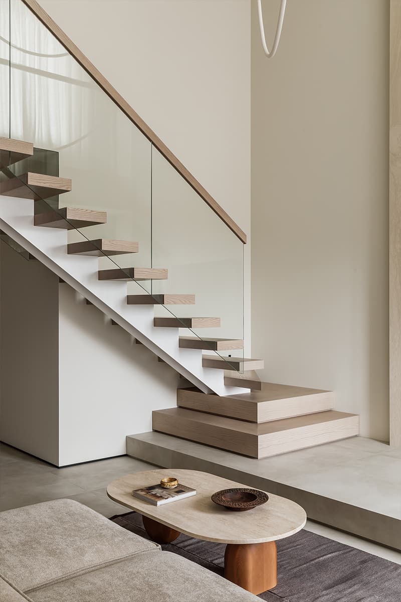 Графичные детали в монохромном интерьере трехуровневой квартиры — студии KOSTANDI Interior