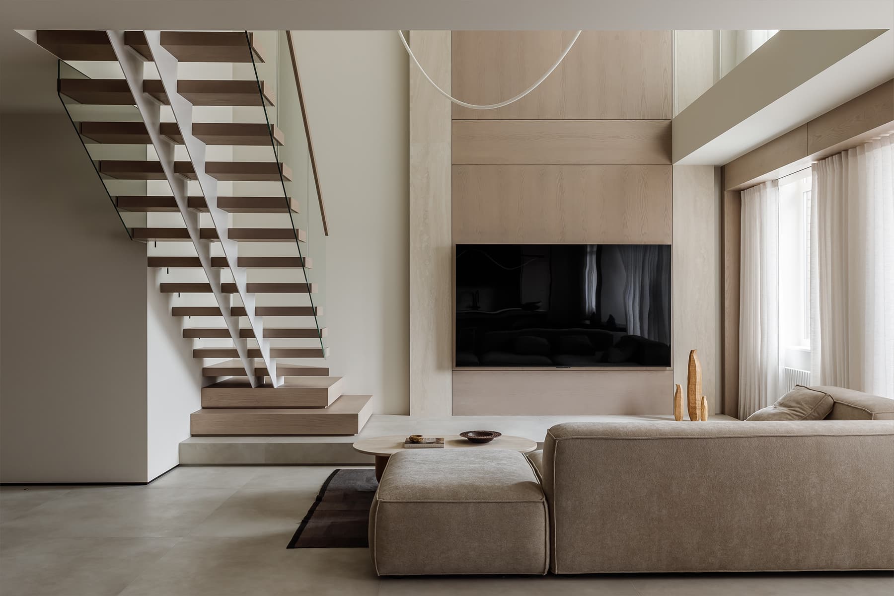 Графичные детали в монохромном интерьере трехуровневой квартиры — студии KOSTANDI Interior