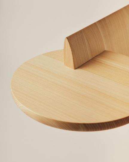 Дизайнеры studioYO придумали «столик-закладку» для книг