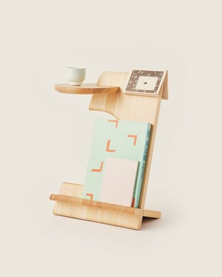Дизайнеры studioYO придумали «столик-закладку» для книг