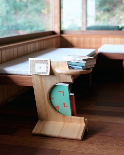 Дизайнеры studioYO придумали «столик-закладку» для книг