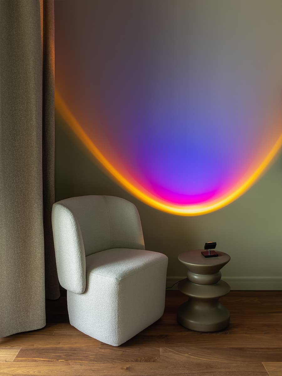 Медная кухня и глубокие природные тона в интерьере семейной квартиры — проект бюро ADDAtelier