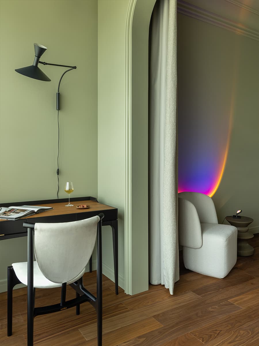 Медная кухня и глубокие природные тона в интерьере семейной квартиры — проект бюро ADDAtelier