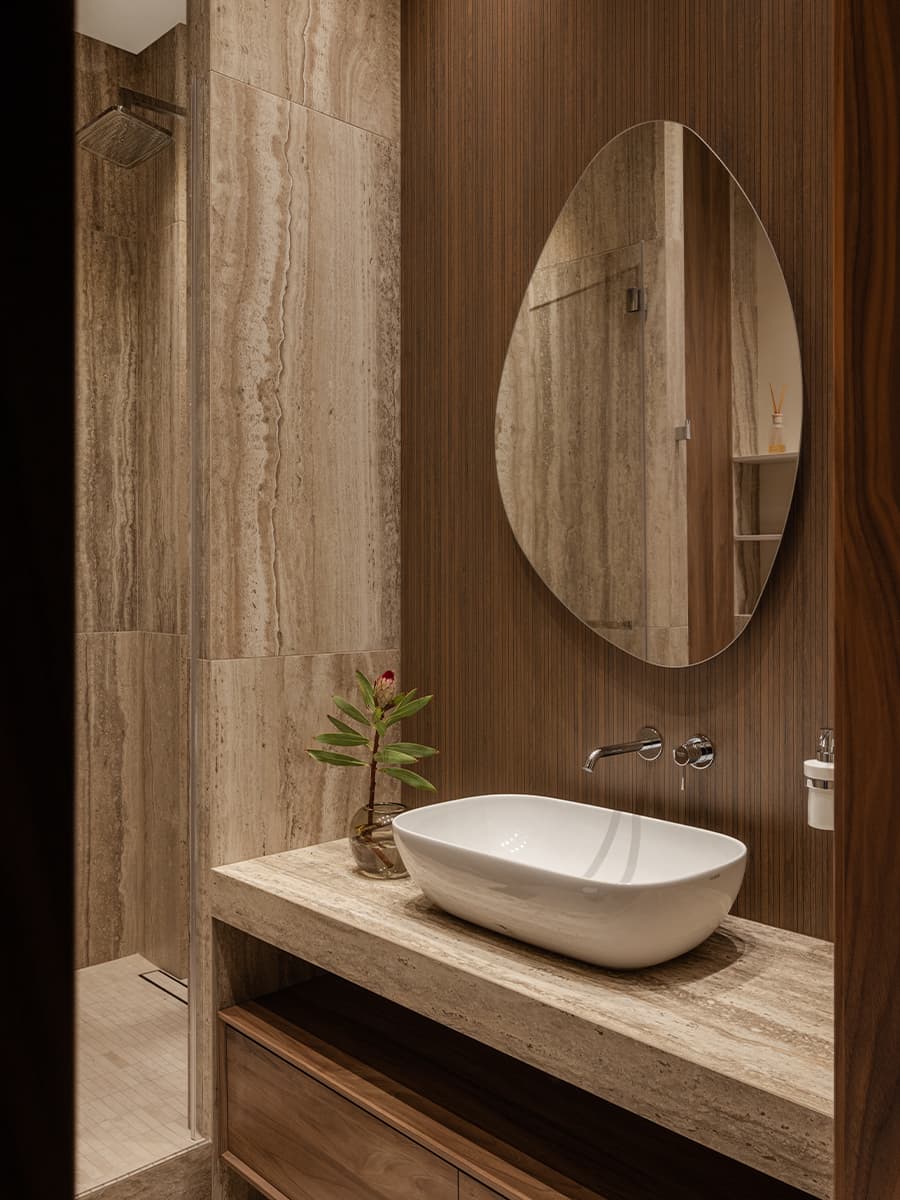 Медная кухня и глубокие природные тона в интерьере семейной квартиры — проект бюро ADDAtelier